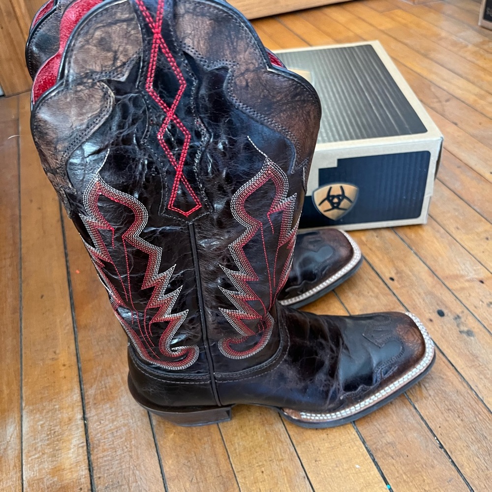 Ariat Square toe, embroidery thread, tall cowgirl boots